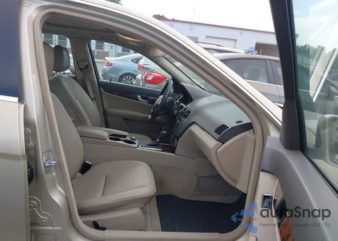 2010 Mercedes-Benz C 300 Luxury 4Matic/Sport 4Matic z USA, uszkodzony, nr VIN WDDGF8BB2AF436136